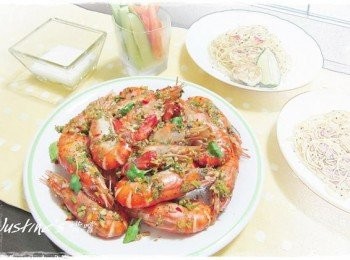 step3: 拿來搭配簡單的辣椒蒜片義大利麵，
 蝦膏擠入麵中拌勻來吃～真滿足！