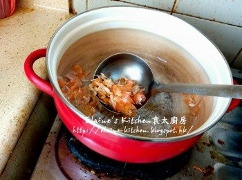 step4: 煲內加入少許油燒熱 , 先爆香蝦殼至轉色後盛起去掉