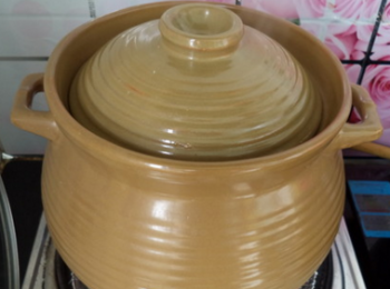 step6: 倒入花生，蓋上蓋子大火煲滾，轉小火煲半小時。