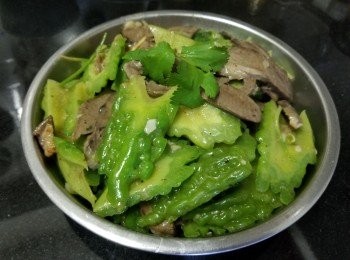 step7: 做法 :

將已煲過湯的豬心切片 , 用蒜頭 , 乾蔥 , 少少鹽煎香備用 , 再起油鑊大火快炒涼瓜 , 開始轉翠綠色後 , 放入蒜頭 , 乾蔥 , 薑片炒至少少軟身後 , 加入半碗水 , 雞粉 , 糖 , 麻油少許鹽 , 稍為焗煮一陣 , 再將豬心回鑊 , 再蓋好煮多約 1 分鐘 , 放入芫茜少少麻油 , 生粉水埋芡 , 完成 .