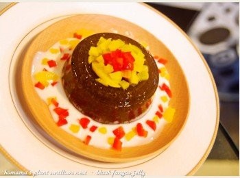 step4: 在黑木耳健康凍周圍淋上優格，再依序灑入彩椒丁即可。