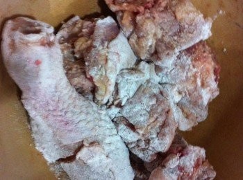 step2: 取出天婦羅炸粉，醃製好的雞塊沾上炸粉靜待3分鐘。