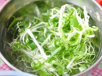 step2: 青蔥刨絲後泡冷開水讓蔥絲蜷曲更美