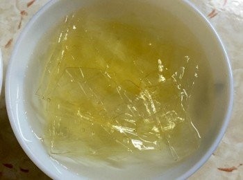 step1: 先把魚膠片用凍水浸軟