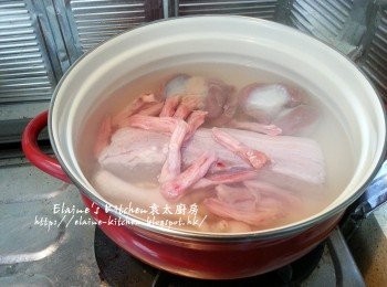 step3: 將豬腩肉 , 鴨舌 , 火雞腎 , <a href="https://bit.ly/3kLFTWO" target="_blank" data-keyword="雞腳" class="guide-link"><strong>雞腳</strong></a> <span style="display:inline-block;vertical-align:middle;margin-top:-3px;color:initial;border-radius:3px;padding:2px 3px;font-size:12px;line-height:14px;background:#87d300;color:#fff;">即買</span> (去甲)放入煲內加入水