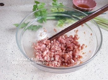 step2: 豬肉碎放入大碗內加入<span class="group_2">醃料</span>拌勻醃30分鐘