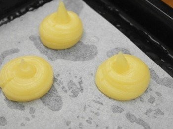 step10: 在烤盤上把麵糊擠出來~~大小約50元硬幣!! 要一次擠出來唷~~