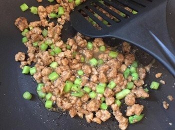step4: 熱鍋放油，中大火炒植物肉碎及蘆筍粒，見蘆筍粒轉色，加燒烤醬、辣椒仔汁快手炒勻，s