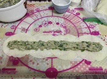 step2: 餃皮中央平均地放上鯪魚肉，在每塊餃皮上方邊緣沾上水