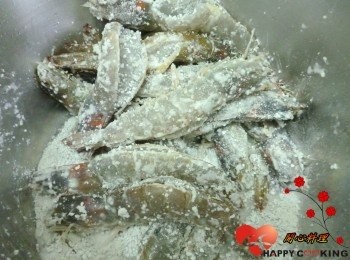 step4: 沾上乾地瓜粉(剖開的部位也要沾)