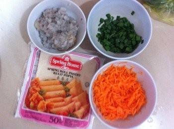 step1: 將蝦剁碎【不是剁成泥】。