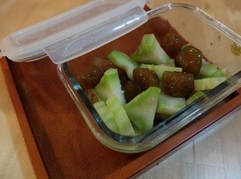 step2: 把紫蘇梅汁連同紫蘇梅和菜心一起裝進樂扣樂扣方形保鮮盒裡，冰一天之後可以食用