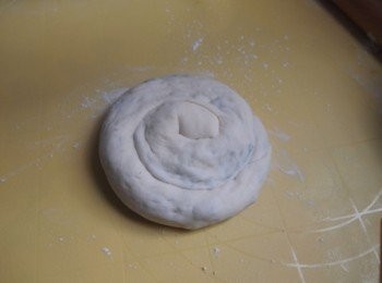 step6: 將麵團拍扁再檊薄,用小許油中火煎香便可.