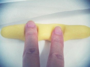 step6: 手指比"ya"~ 往長條麵團壓下去~~