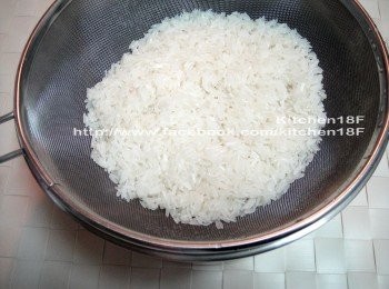 step2: 將米洗淨，並置於「篩網內」瀝乾水份，備用。(此步驟不可省，這是掌握後續水量的重要關鍵)