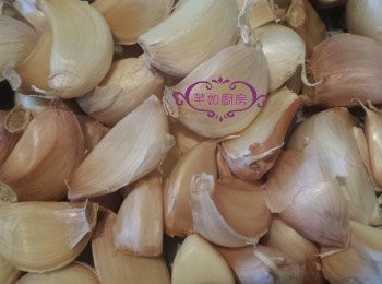 step1: 蒜頭去衣剁成蒜蓉