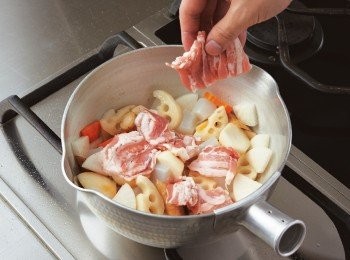 step2: 加熱芝麻油，以大火炒，依序加入里芋、牛蒡、紅蘿蔔、蓮藕、白蘿蔔、蒟蒻與豬肉。