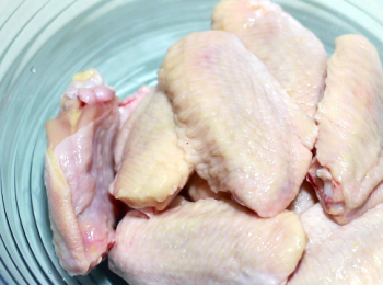 step1: 選用中小型<a href="https://bit.ly/3zHU5V3" target="_blank" data-keyword="雞中翼" class="guide-link"><strong>雞中翼</strong></a> <span style="display:inline-block;vertical-align:middle;margin-top:-3px;color:initial;border-radius:3px;padding:2px 3px;font-size:12px;line-height:14px;background:#87d300;color:#fff;">即買</span> 十根。太大的話, 薯片焦了, 裡面也未必熟透。