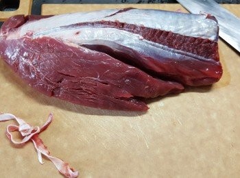 step1: 急凍牛柳於急凍雪櫃早兩日放入常溫0-4度雪櫃解凍,當要做時才取出放於室內約兩小時,(夏天1小時,作用是令牛柳完全解凍)切去根及肥膏部位