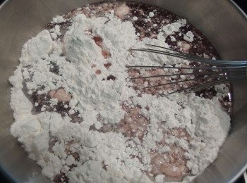 step8: 倒入微溫的紅豆糖水至粉類裡。