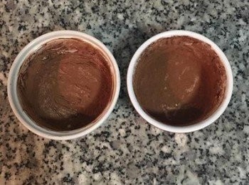 step3: 巧克力與無鹽奶油隔水加熱溶化。