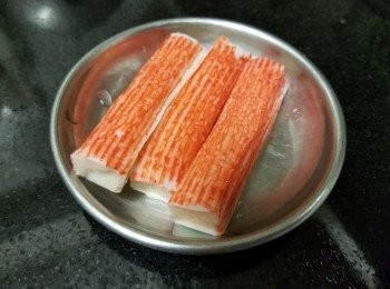 step2: 蟹柳，切開一半