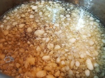 step3: 用清水1500g、冰糖、片糖煮及馬蹄碎沸成糖水。