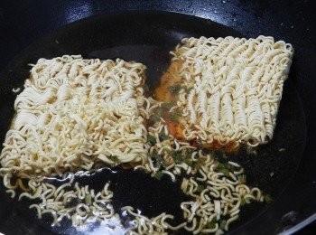 step2: 煮開後加入麵條