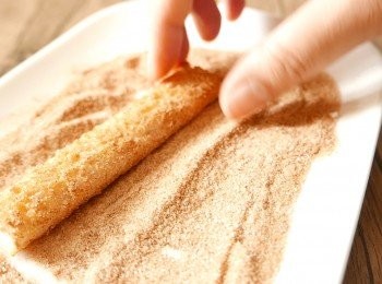 step5: 讓麵包條沾滿肉桂砂糖。