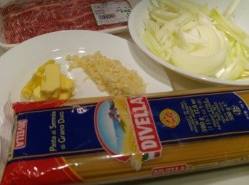 step1: 先將洋蔥切絲,蒜頭琢蓉備用,再將<span class="group_2">洋蔥牛肉汁</span>材料混合攪勻備用。