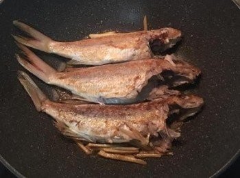 step3: 下少許香油，並放入薑絲爆香，並下酒略煮一下。