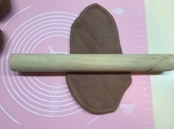 step4: 用木棍壓成長條