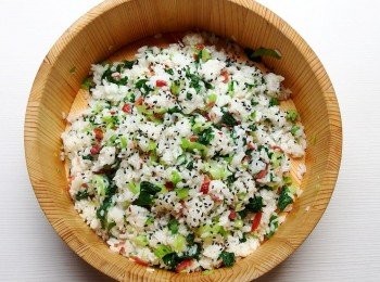 step12: 撒上黑芝麻粒即完成。簡單又方便的菜飯,做法上雖不是正統,但味道上卻非常美味正點喔!連不愛吃青菜的小朋友都能吃上一大碗呢~即使菜飯冷了都一樣美味!