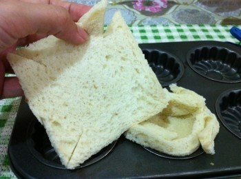 step1: 白麵包4片，把麵包4角去掉，4個角落剪口待用。