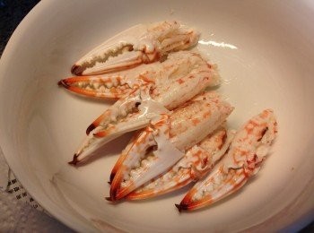 step5: 其間把<a href="https://bit.ly/2YzwBVG" target="_blank" data-keyword="蟹鉗" class="guide-link"><strong>蟹鉗</strong></a> <span style="display:inline-block;vertical-align:middle;margin-top:-3px;color:initial;border-radius:3px;padding:2px 3px;font-size:12px;line-height:14px;background:#87d300;color:#fff;">即買</span> 放涼後折殼，抺乾水份用少許海鹽調一調味備用