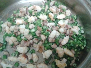 step2: 下叉燒，豆角拌勻，下鹽調味，再加少許水，煮至豆角變軟身，盛起
