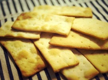 step7: 放在烘焙紙上，用一湯匙橄欖油加一湯匙水拌勻，塗一層在餅乾面上，灑少許鹽。放入烤箱200度焗10至12分鐘，至表面金黃色即成！