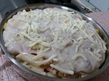 step5: 易潔鑊下餘下的罐忌廉湯, 加小許水煮開，不要煮過稀，因焗汁要杰點, 再灑上芝士碎