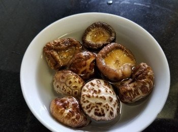 step3: 冬菇，沖洗一次後，再用溫水浸泡，可連同水一同放入煲湯