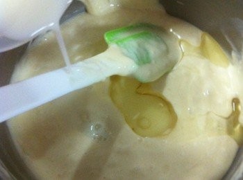 step3: 然後將篩入自發粉，用橡皮刮刀攪拌均勻。再加入牛奶和植物油，充分的攪拌均勻。