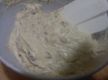 step3: 最后加入辗碎的oreo饼干，搅拌均匀即可。预热烤箱170度，烘烤20分钟至熟。