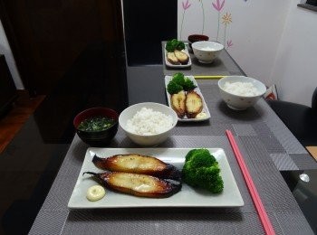 step6: 小心地用鑊產轉到碟上，在用日式沙律醬拌食。