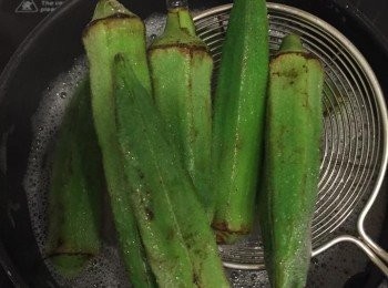 step2: 秋葵洗刷乾淨。同一鍋水，放進秋葵灼熟後，待涼冷藏備用 (不需過腍，否則出潺)
