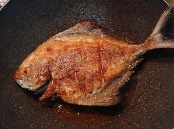 step3: 鍋內放比炒菜還要稍微多一點的油，魚入鍋用中小火煎到香酥後，起鍋。