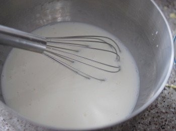 step2: 將鮮牛奶，蛋白，糖及薑汁拌勻，不用打發太久，拌勻即可