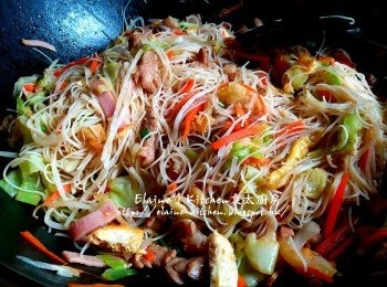 step9: 最後加入蛋絲及蔥粒拌勻炒數分鐘至水份收乾即可