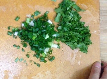 step2: 蔥和芫茜洗淨切粒備用