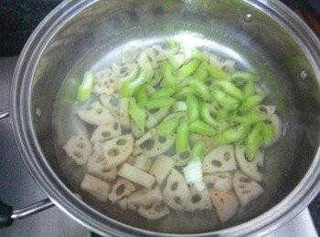 step4: 鍋裡燒開適量水，加上少許鹽、油，倒入西芹、蓮藕焯水2分鐘左右。