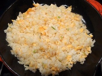 step11: 利用蛋汁包覆住米飯,快速拌炒出粒粒分明的蛋炒飯。