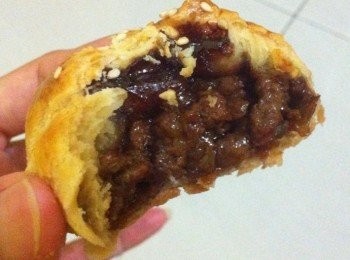 step4: 烧包皮综合做法: 1 拿一份水皮，稍微擀开，包入一份油皮。 2 用木棍擀成长条，捲起，再桿成长條，再捲起，重複6次。 3 放置一旁休面10分钟，擀平【圓形】后，裹入适量的馅料，捏成包子形。 4 涂上蛋液，撒上芝麻，放入烤箱用180度烤約35分鐘左右至金黄色即可～